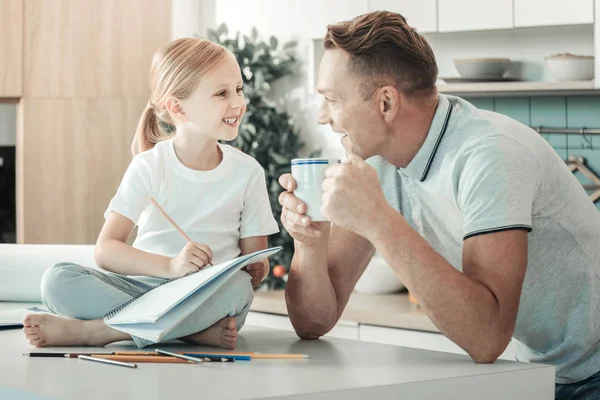 Glad tjej tala med hennes pappa — Stockfoto