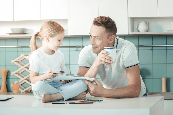 Attente vader luisteren naar zijn kind — Stockfoto