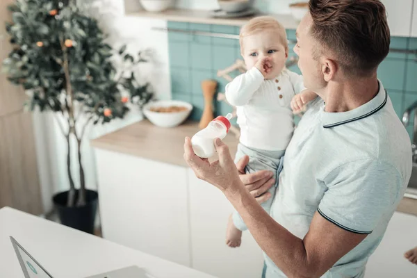 Hombre feliz mirando a su hijo —  Fotos de Stock