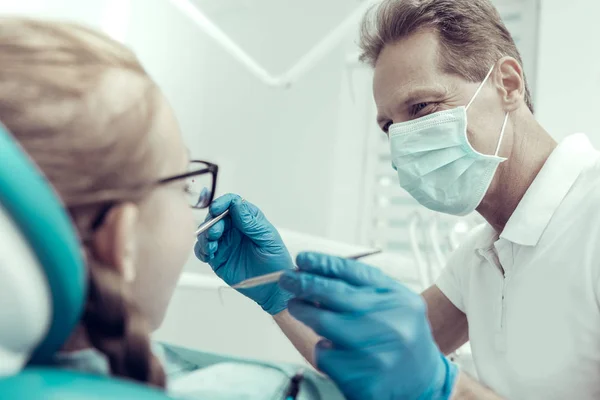 Junger Zahnarzt heilt seine Patientin — Stockfoto