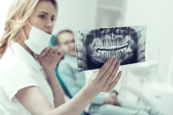 Wyniki X-ray w rękach młodego dentysty — Zdjęcie stockowe