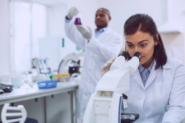 Deneyimli araştırmacı mikroskop arıyorsunuz