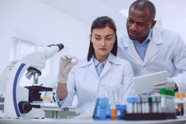 Profesyonel bilim adamları araştırma laboratuarında tartışıyor