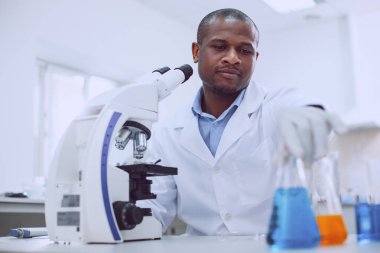 Onun mikroskopla çalışma kararlı biyolog