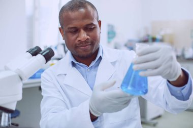 Gülmeyen biyolog tüpünü holding