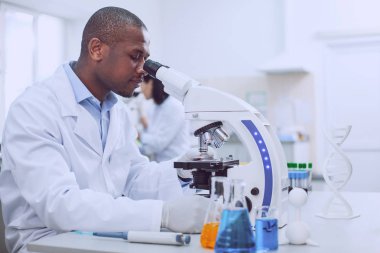 Laboratuarda çalışan profesyonel Afro-Amerikan biyolog