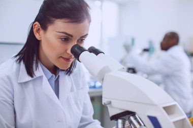 Laboratuarda çalışan uyarı kadın biyolog