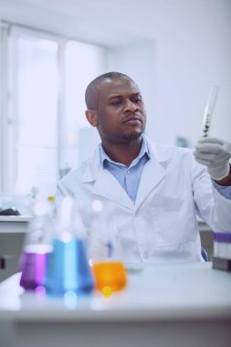 Afro-Amerikan araştırmacı bir tüp seyir konsantre