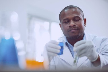 Yeni bir test yapıyor parlak erkek bilim adamı