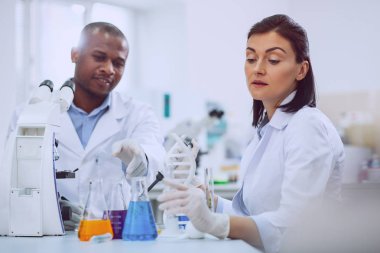 Profesyonel bilim adamları taşıyan bir test edin