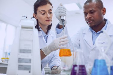 Bir test edin taşıyan yetenekli bilim adamları