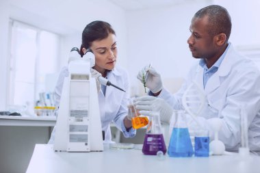 Kararlı araştırmacılar taşıyan bir test edin