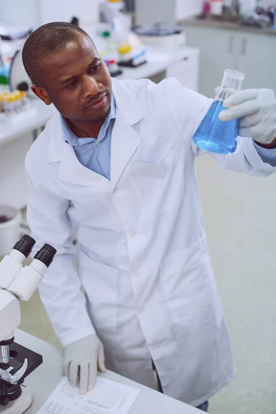 Geïnspireerd mannelijke onderzoeker op zoek naar een buis — Stockfoto