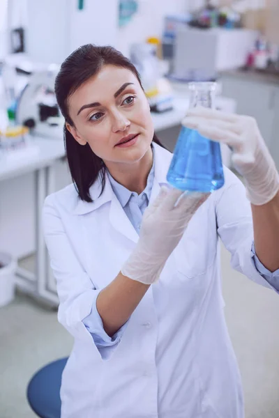 Investigadora inspirada sosteniendo un tubo — Foto de Stock