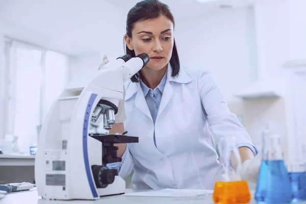 Bióloga profissional trabalhando com microscópio — Fotografia de Stock