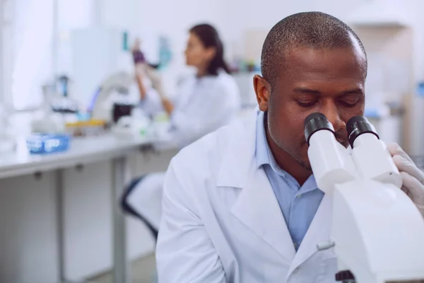 Bioengenheiro profissional trabalhando no laboratório — Fotografia de Stock