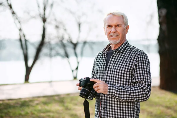 Jsem rád, že starší muž dělat fotografie — Stock fotografie