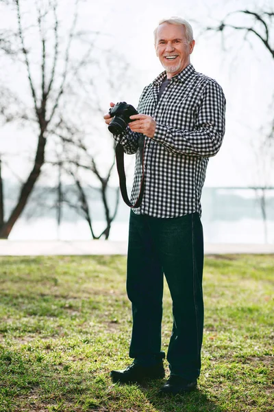 Optimistické starší muž s patentky — Stock fotografie