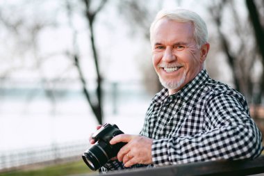 Kompozisyon neşeli olgun adam