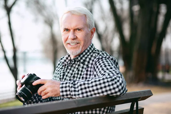 Příjemný zralý muž učení fotografie — Stock fotografie