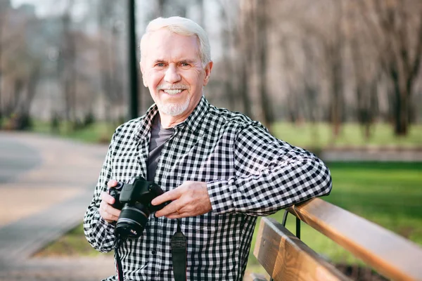 Veselý zralý muž zachytit okamžik — Stock fotografie