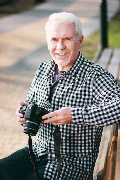 Zažijte Více Jolly Zralý Muž Využitím Kamery Opřenou Lavičku — Stock fotografie