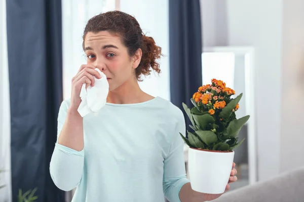 Jovem senhora descobrindo ser alérgico a plantas em flor — Fotografia de Stock