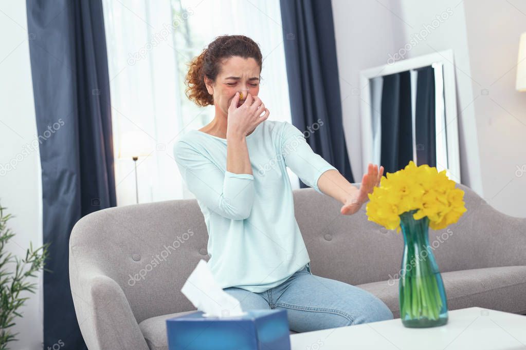 Highly allergic lady cannot take having plants in her house anymore