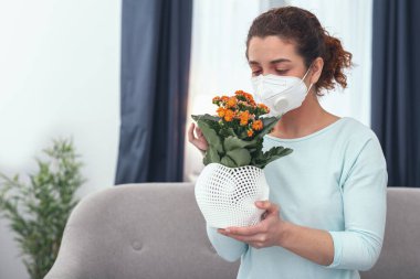 Genç kadın üzerinde bir ev hapsi olmak iyi duygu