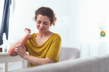 Genç kız umutsuz kolunu tırmalamak