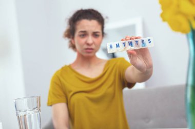 Hap hafta. Mutsuz arayan genç kadın receiced tam haftalık kurs ilaç sahip.