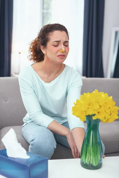 Adolescente dama que trata con hipersensibilidad en flor — Foto de Stock