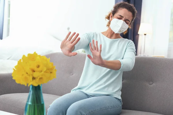 Mujer joven que se siente hipersensible a las flores de primavera — Foto de Stock