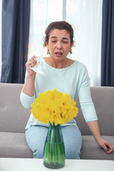 Jovem dona de casa sendo alérgica ao pólen de flores — Fotografia de Stock