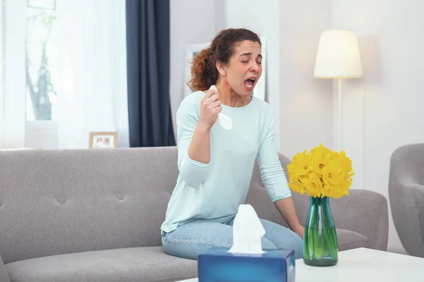 Ziek meisje gevoel gefrustreerd over haar ziekte — Stockfoto