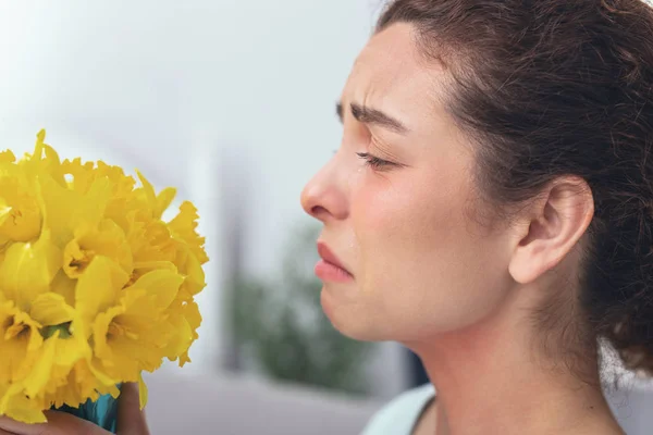 Junge Frau muss drinnen bleiben, um nicht allergisch zu werden — Stockfoto