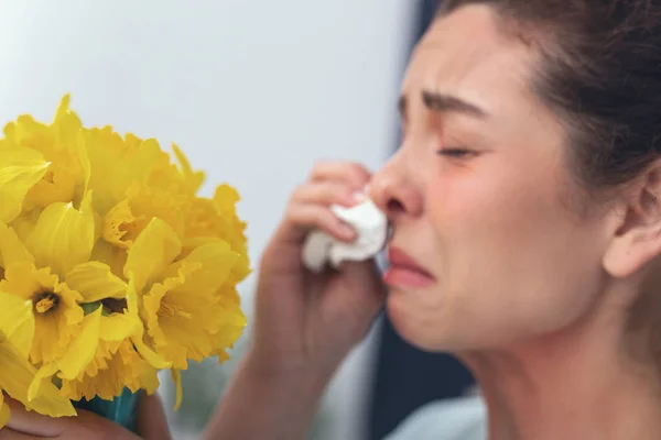 Zdenerwowana dziewczyna płacze nad bukiet pięknych kwiatów — Zdjęcie stockowe