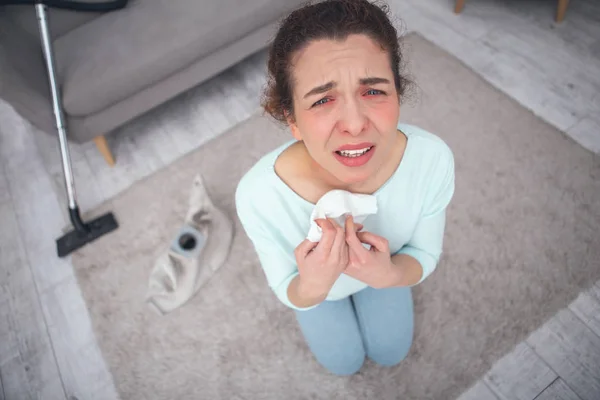 Молода пані вакуумна чистка підлоги відчуває алергію на пил — стокове фото