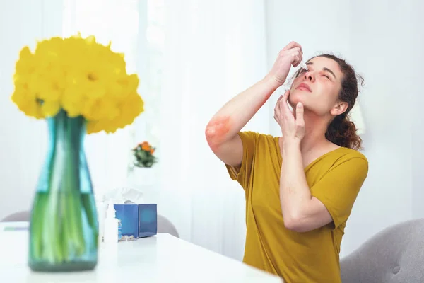 Fiatal lány kezeli a szeme mellett ellátó egészségügyi önsegítő — Stock Fotó