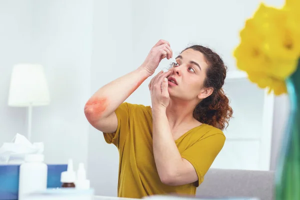 Jovem senhora curando sua infecção ocular — Fotografia de Stock