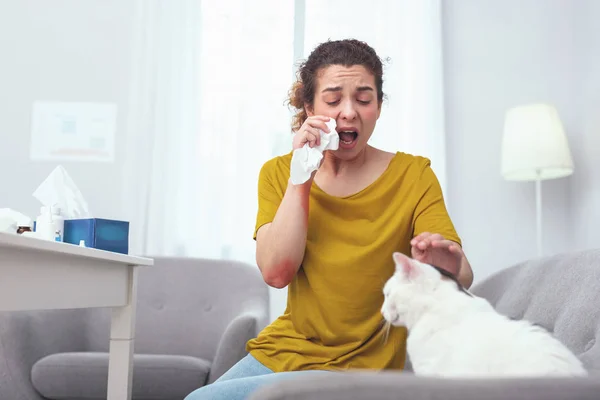 Giovane casalinga che soffre di allergia al pelo di gatto — Foto Stock