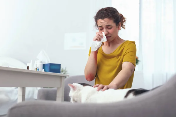 Joven mujer de aspecto miserable que sufre de secreción nasal — Foto de Stock