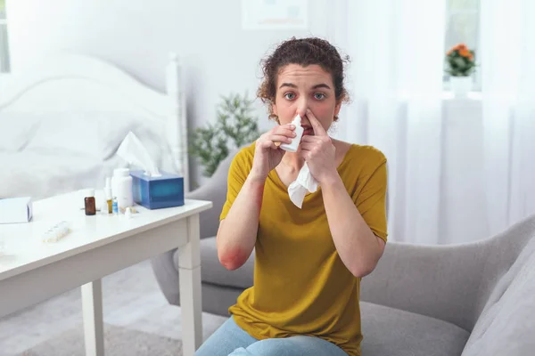 Genç hasta Bayan burnunu sıkılaşmaya çalışılıyor — Stok fotoğraf