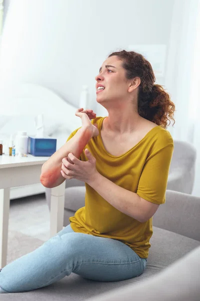 Adolescent lady lider av utslag — Stockfoto