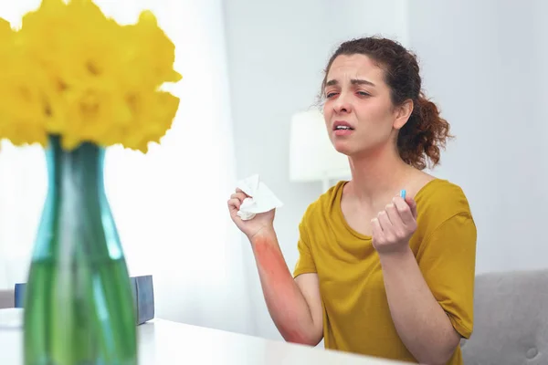 Junge Frau hofft auf baldige Genesung — Stockfoto