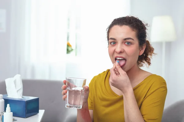 Glas Wasser Heranwachsendes Mädchen Demonstriert Vorteile Einer Pille Mit Einem — Stockfoto