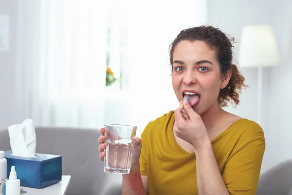 Glass Water Adolescent Girl Demonstrating Perks Chasing Pill Full Glass — Stock Photo, Image