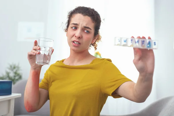 Mujer joven buscando molesto con un defecto de tratamiento — Foto de Stock