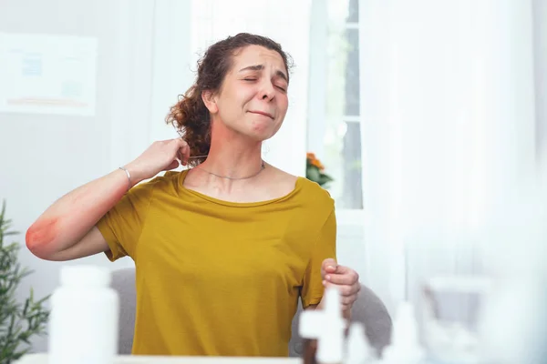 Jonge vrouw behandelen haar nek-uitslag — Stockfoto