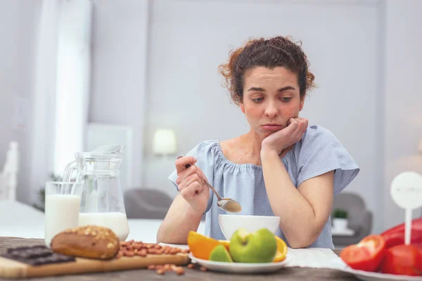 Menina jovem sentindo-se infeliz com opções de comida — Fotografia de Stock